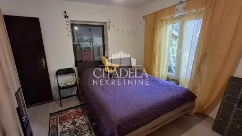 Spavaća soba sa bračnim krevetom, prozorom i žutim zavesama. - image 10