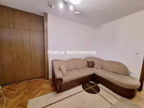 Dnevna soba sa ugaonom garniturom i ugradnim plakarom. - image 10