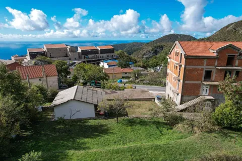 Pogled iz vazduha na imanje sa kućom i okruženjem. - image 10