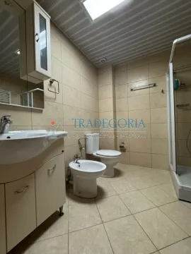 Kupatilo sa umivaonikom, WC šoljom, bideom i tuš kabinom. - image 16