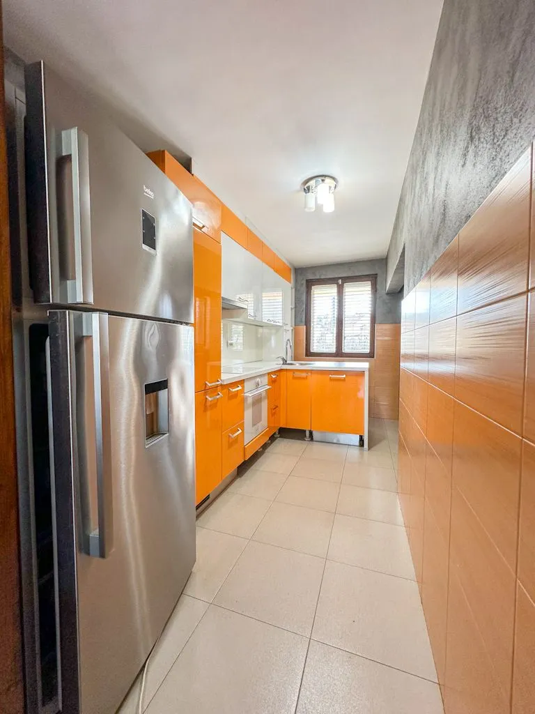 Izdavanje, kuća, 220m², Stari Aerodrom, Podgorica