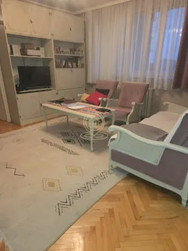 Dnevni boravak sa garniturom za sedenje, televizorom i velikim ormarom. - image 4