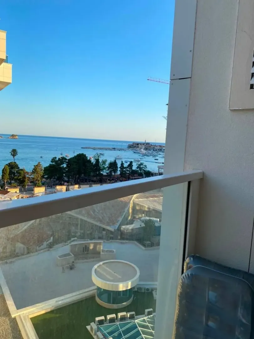 Izdavanje, jednosoban stan, 77m², Tre Canne, Budva