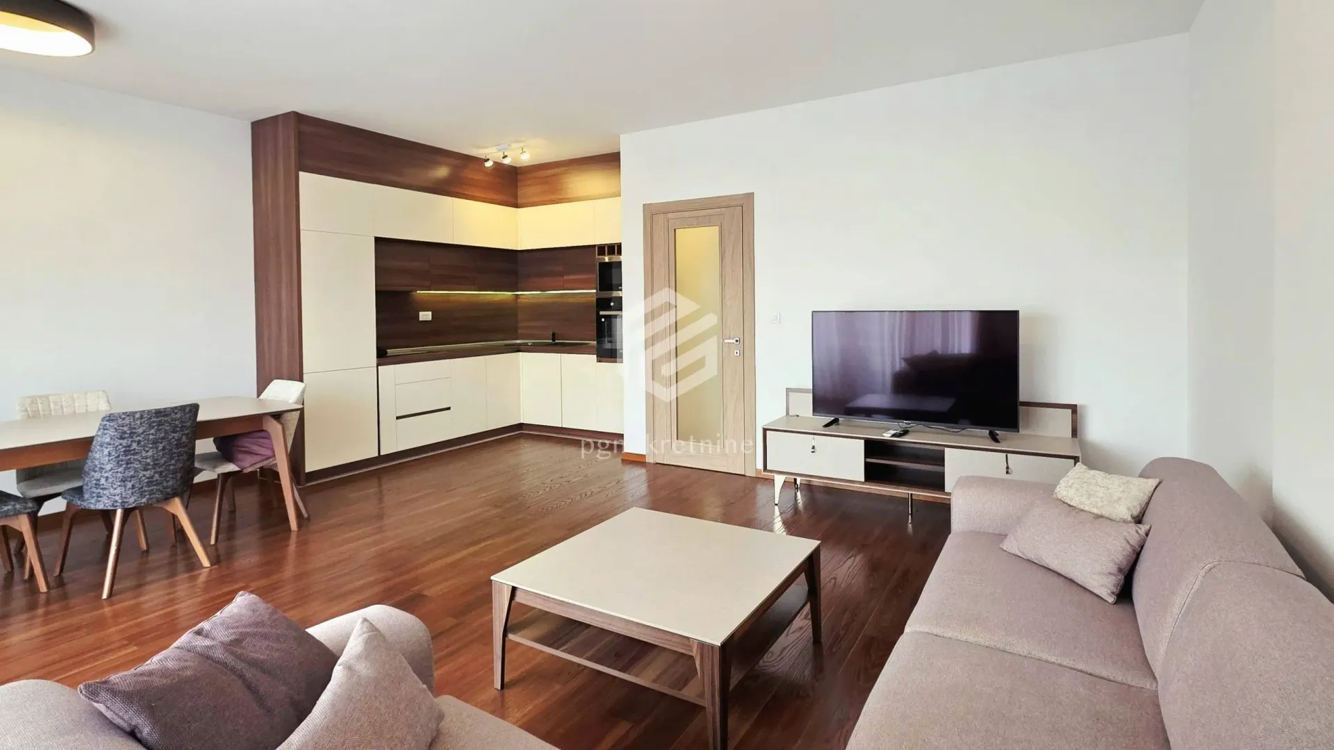 Izdavanje, dvosoban stan, 85m², Master Kvart, Podgorica