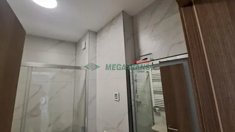 Pogled na kupatilo sa tuš kabinom obloženim mermernim pločicama. - image 18