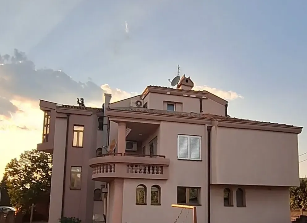 Prodaja, kuća, 450m², Zlatica, Podgorica