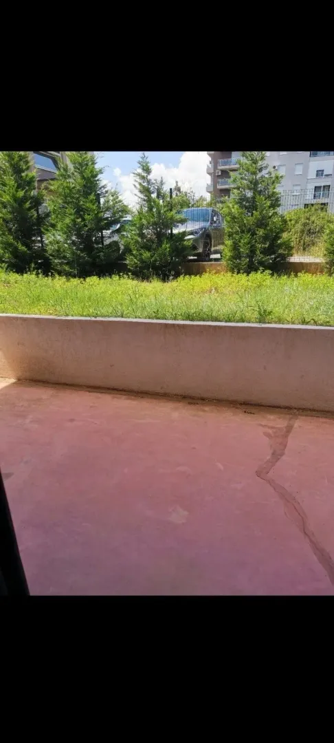 Terasa sa pogledom na dvorište i zelenilo.