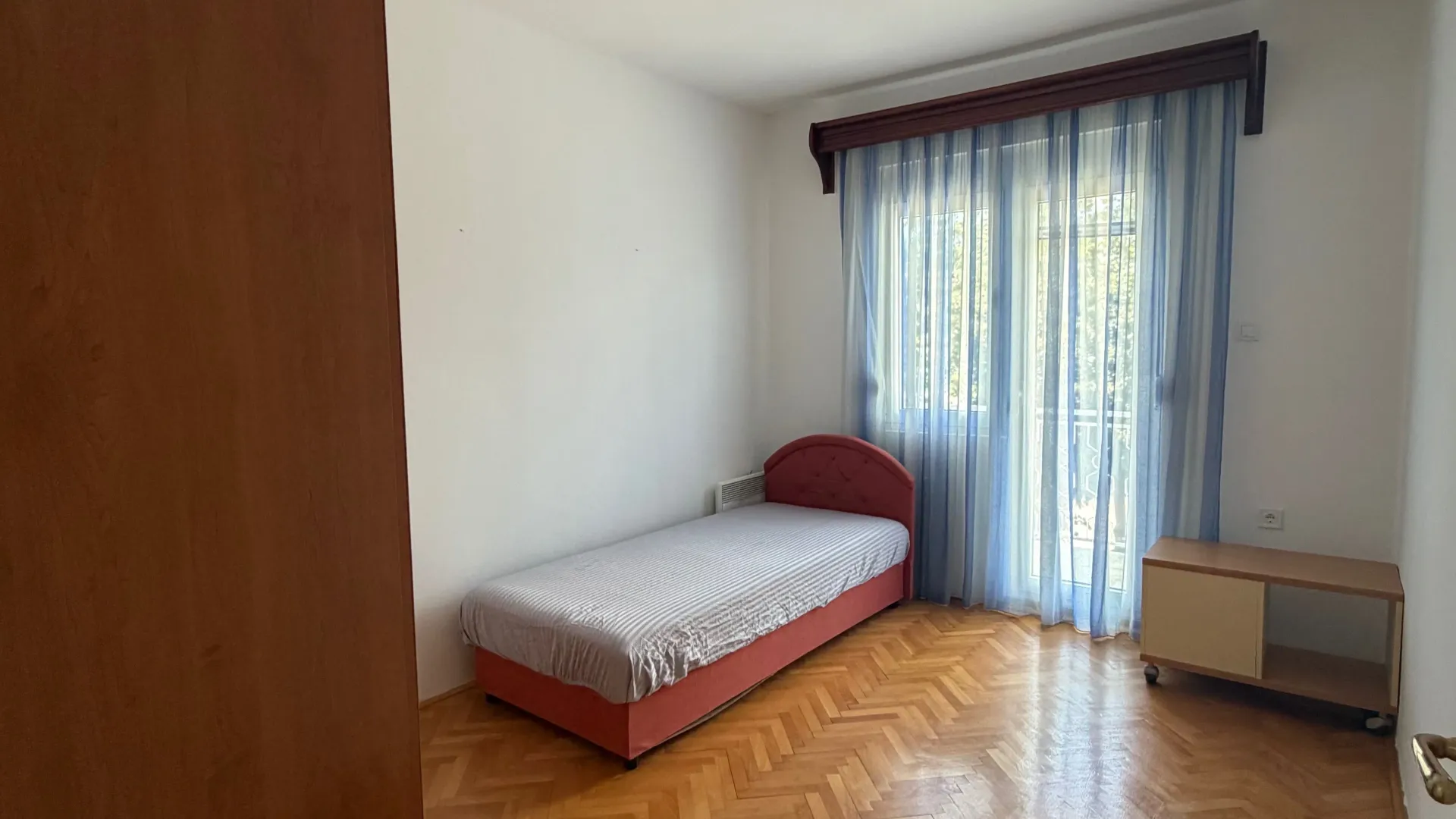 Izdavanje, trosoban stan, 170m², Zlatica, Podgorica