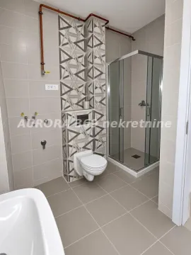 Moderno kupatilo sa tuš kabinom, WC šoljom i pločicama sa dezenom. - image 6