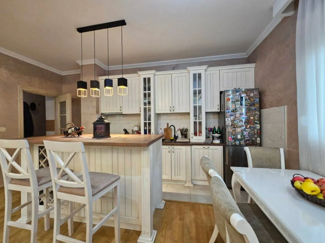 Izdavanje, trosoban stan, 100m², Blok 9, Podgorica