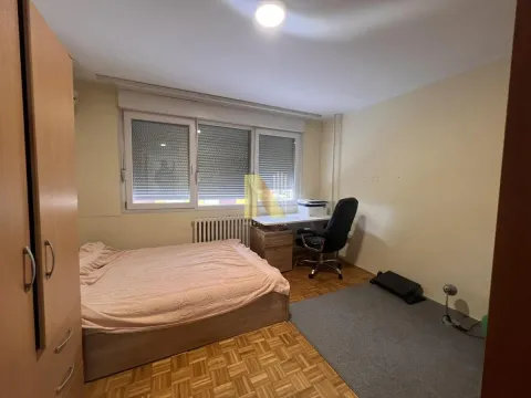 Nameštena spavaća soba sa krevetom, radnim stolom i ormanom. - image 7