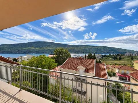 Pogled sa terase na okolno naselje, brda i more. - image 4