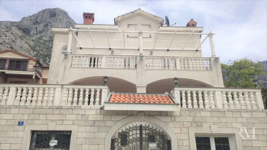 Izdavanje, trosoban stan, 130m², Dobrota, Kotor