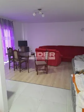 Dnevna soba sa garniturom i trpezarijskim stolom. - image 3