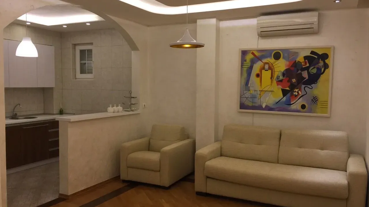 Izdavanje, kuća, 320m², Gornja Gorica, Podgorica