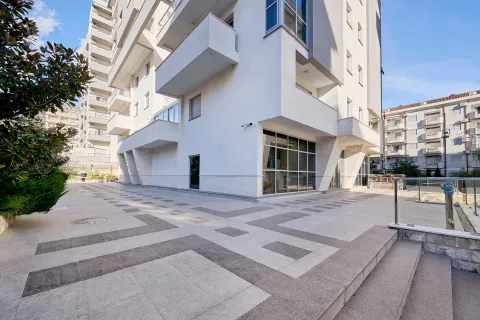 Vanjski izgled moderne stambene zgrade sa popločanim platoom. - image 3