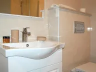 Izdavanje, dvosoban stan, 62m², Bečići, Budva - image 11