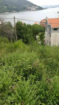 Zarasli plac sa pogledom na zaliv i okolne objekte. - image 5