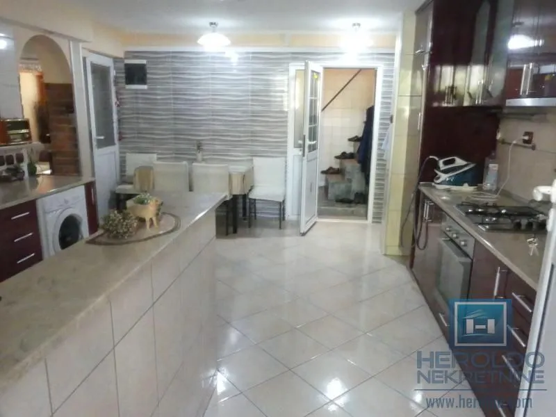 Prodaja, kuća, 380m², Pivara, Jagodina