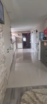 Pogled na moderno uređenu kuhinju i hodnik sa sjajnim podom. - image 18