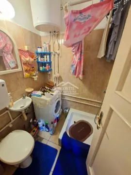 Manje kupatilo sa tuš kabinom, umivaonikom, WC šoljom i bojlerom. - image 7