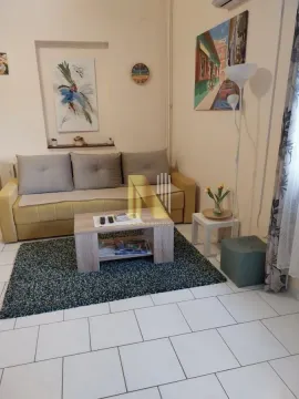 Dnevna soba sa garniturom, stočićem i tepihom. - image 3