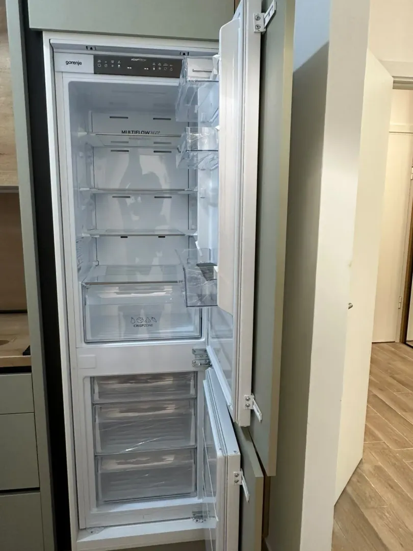 Ugradni frižider u sklopu kuhinje.