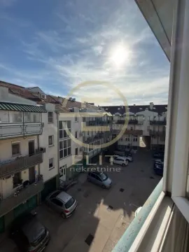 Pogled sa prozora na dvorište i okolne zgrade. - image 17