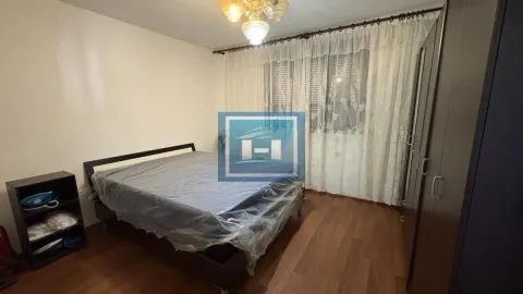 Nameštena spavaća soba sa bračnim krevetom, ormarom i drvenim podom. - image 6