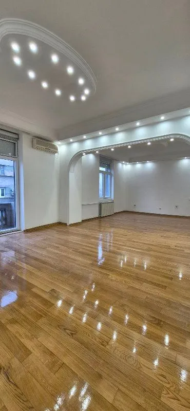 Izdavanje, četvorosoban stan, 144m², Vračar Sve Podlokacije, Beograd