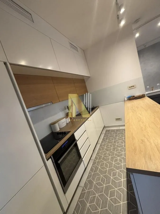 Izdavanje, četvorosoban stan, 102m², Centar, Novi Sad