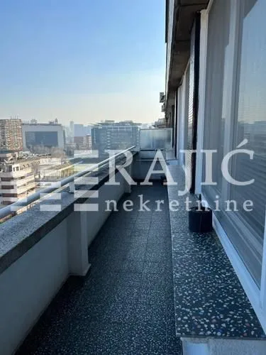 Prostrana terasa sa pogledom na grad.