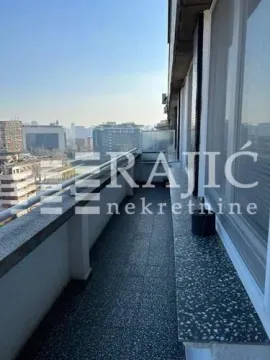 Prostrana terasa sa pogledom na grad. - image 10