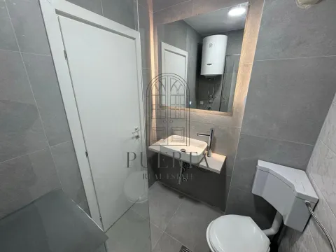 Moderne kupatilo sa umivaonikom, ogledalom i WC šoljom u sivoj keramici. - image 9