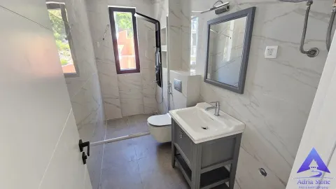 Moderne kupatilo sa umivaonikom, tuš kabinom i toaletom. - image 12