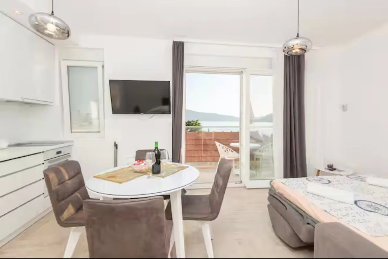 Bright living room with a dining area and access to the terrace.