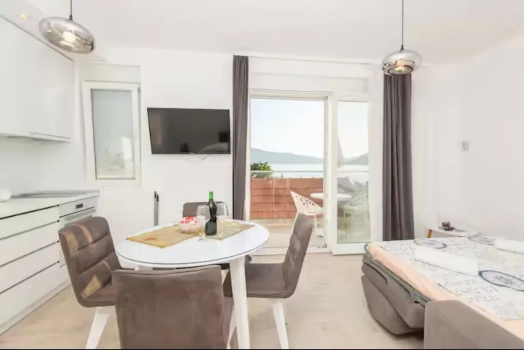 Izdavanje, jednosoban stan, 42m², Donja Lastva, Tivat