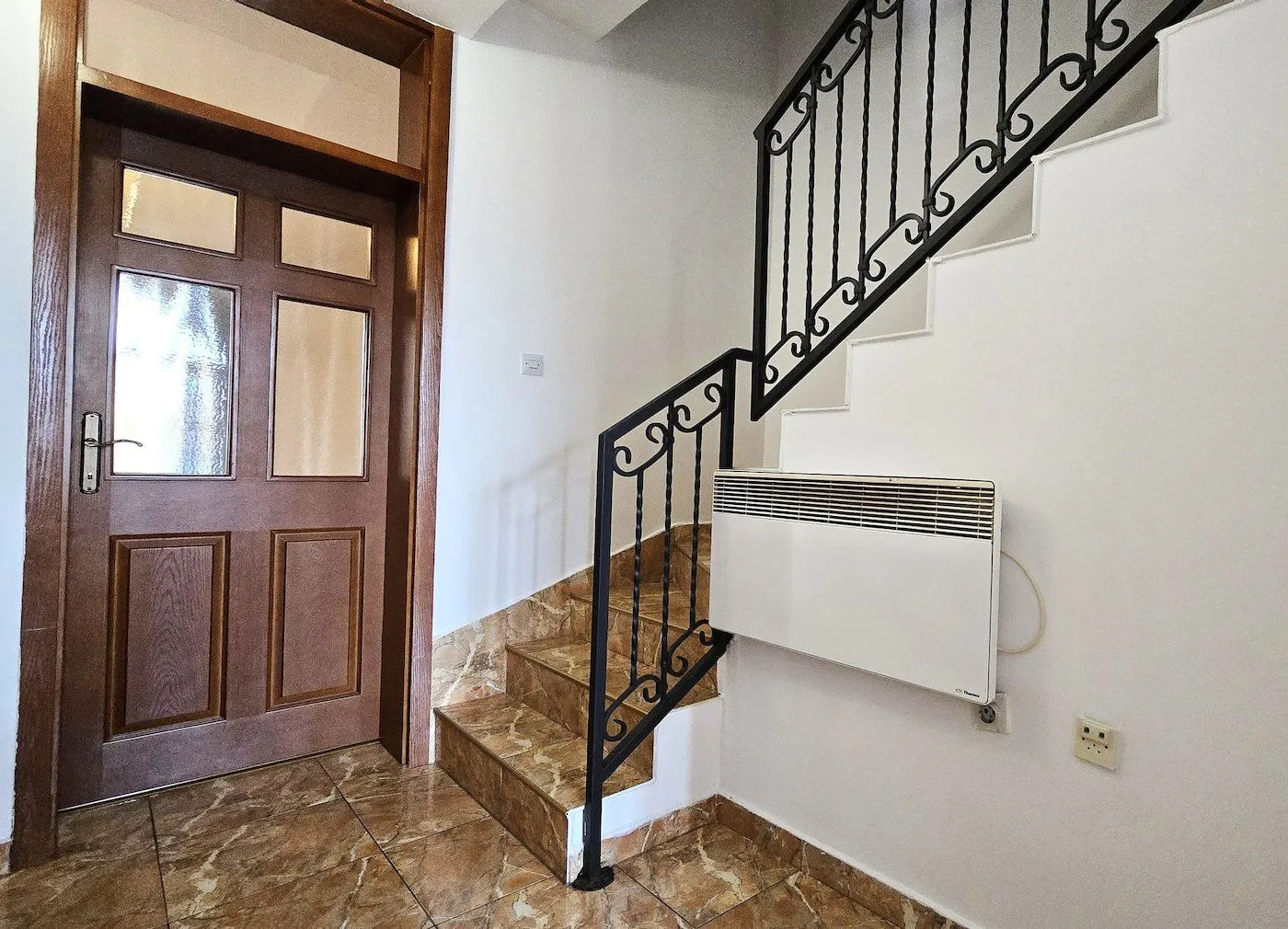 Izdavanje, kuća, 180m², Tološi, Podgorica