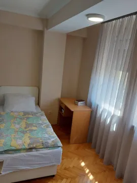 Mala spavaća soba sa jednim krevetom i radnim stolom pored prozora. - image 15