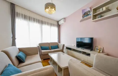 Dnevna soba sa garniturom, stočićem i televizorom. - image 14