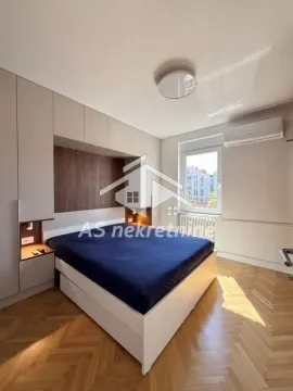 Nameštena spavaća soba sa bračnim krevetom i ugradnim plakarima. - image 12