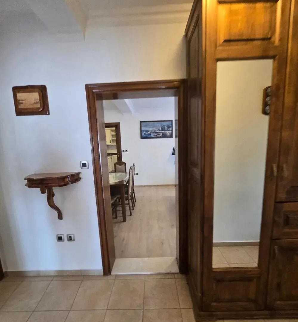 Izdavanje, dvosoban stan, 80m², Tripovići, Tivat