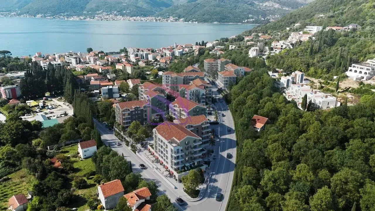 Pogled iz vazduha na stambeni kompleks i okolinu sa pogledom na more.