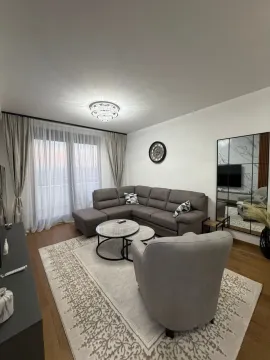 Dnevni boravak sa garniturom, stočićem i tepihom. - image 3