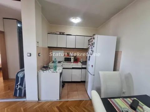 Manja kuhinja sa belim elementima i frižiderom, povezana sa trpezarijom. - image 4