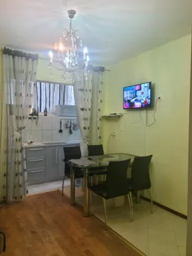 Trpezarija sa manjom kuhinjom u pozadini. - image 14