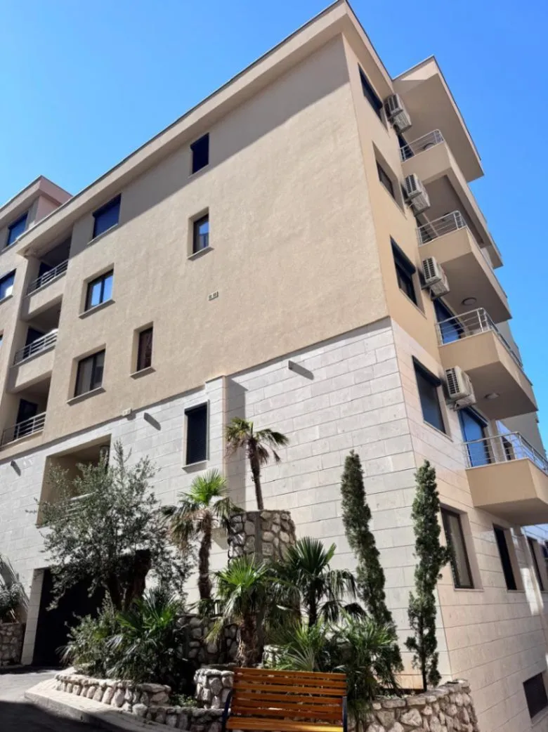 Rent, one bedroom apartment, 63m², Bečići, Budva