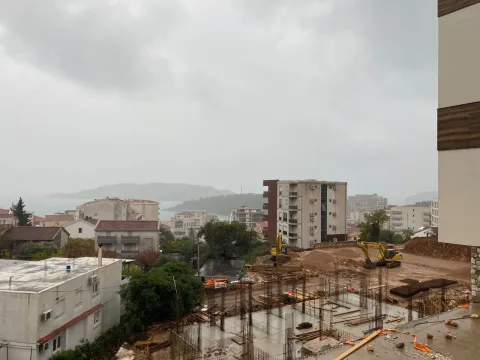 Pogled iz objekta na gradilište i okolne zgrade pod oblačnim nebom. - image 10
