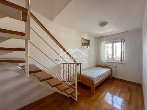 Smaller bedroom with a bed and indoor staircase. - image 6