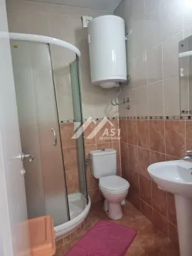 Kupatilo opremljeno tuš kabinom, umivaonikom, toaletom i bojlerom. - image 6